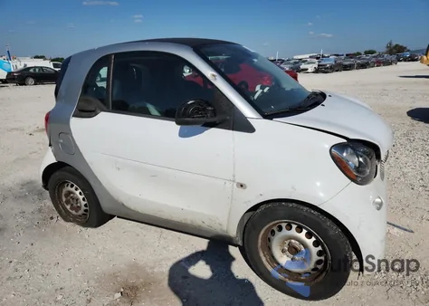 2016 Smart Fortwo z USA, uszkodzony, nr VIN WMEFJ5DA7GK137783